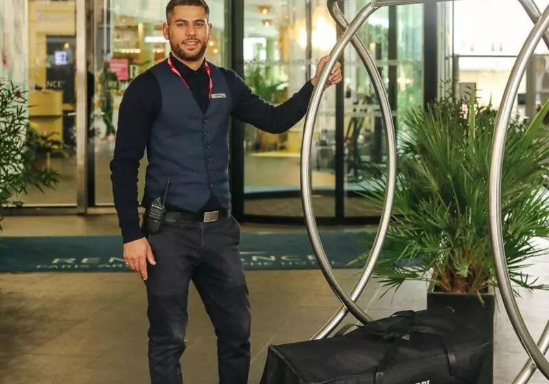 Отель Renaissance Paris Arc De Triomphe