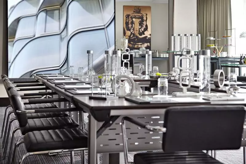 Отель Renaissance Paris Arc De Triomphe