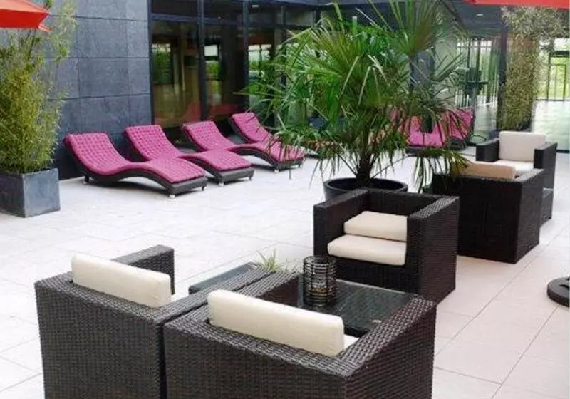 Отель Residhome Suites Paris Sénart