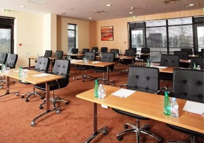 Отель Residhome Suites Paris Sénart