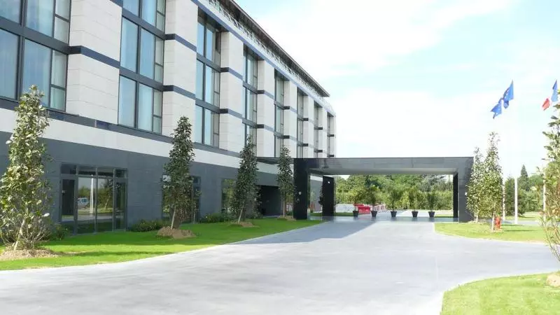 Отель Residhome Suites Paris Sénart