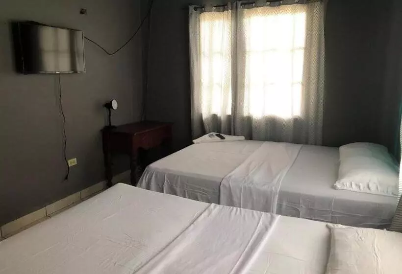 پانسیون Hostal Rudy S Beach