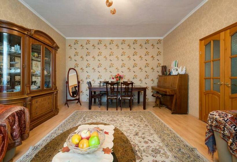 پانسیون Guest House On Maksimova 9