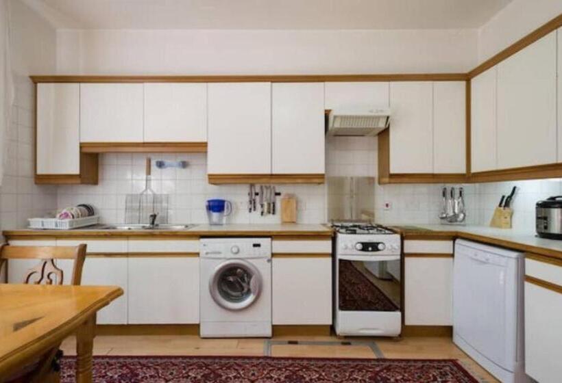 پانسیون Guest House On Maksimova 9