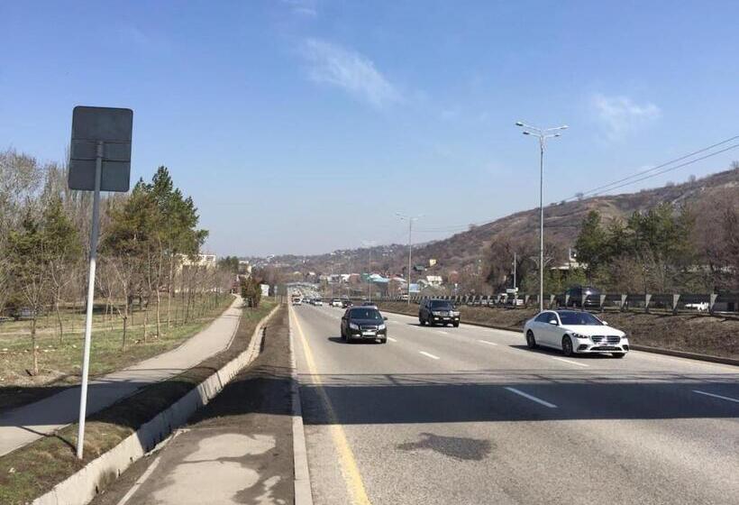 پانسیون Guest House On Maksimova 9