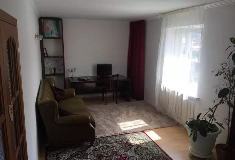 پانسیون Guest House On Maksimova 9