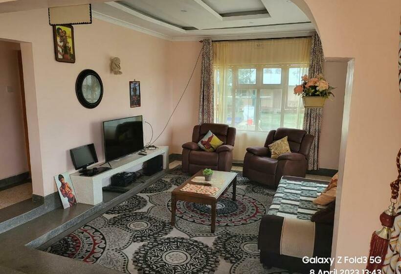 استراحتگاه Le Tai Farm House Near Solio Game Reserve