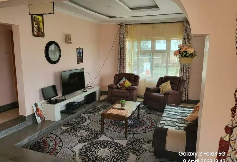 استراحتگاه Le Tai Farm House Near Solio Game Reserve