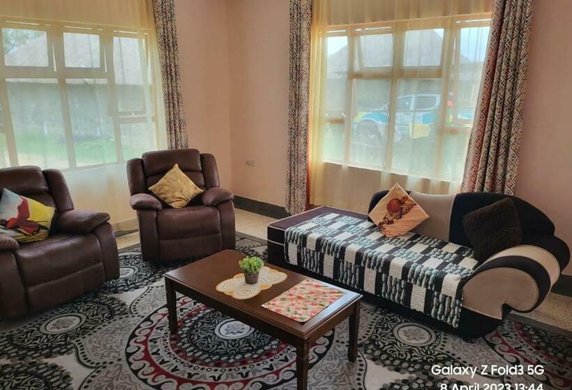 استراحتگاه Le Tai Farm House Near Solio Game Reserve