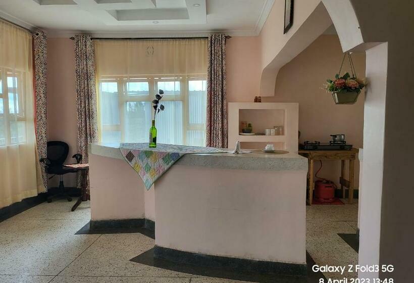 استراحتگاه Le Tai Farm House Near Solio Game Reserve