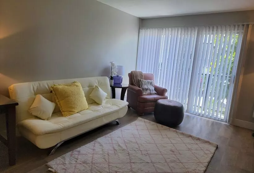 Stayspro   Hollywood Homes Minutes To Everything Spacious And Free Parking