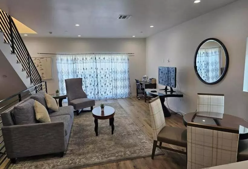 Stayspro   Hollywood Homes Minutes To Everything Spacious And Free Parking