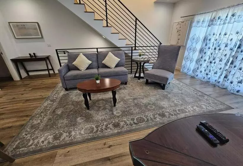 Stayspro   Hollywood Homes Minutes To Everything Spacious And Free Parking