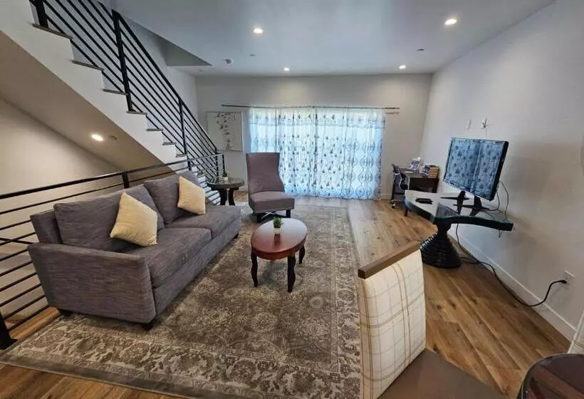 Stayspro   Hollywood Homes Minutes To Everything Spacious And Free Parking