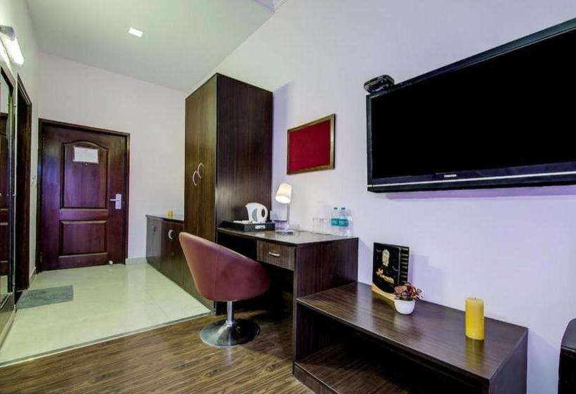 Hotel Chris Whitefield