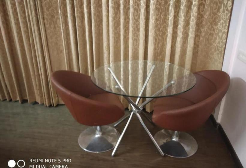 Hotel Chris Whitefield