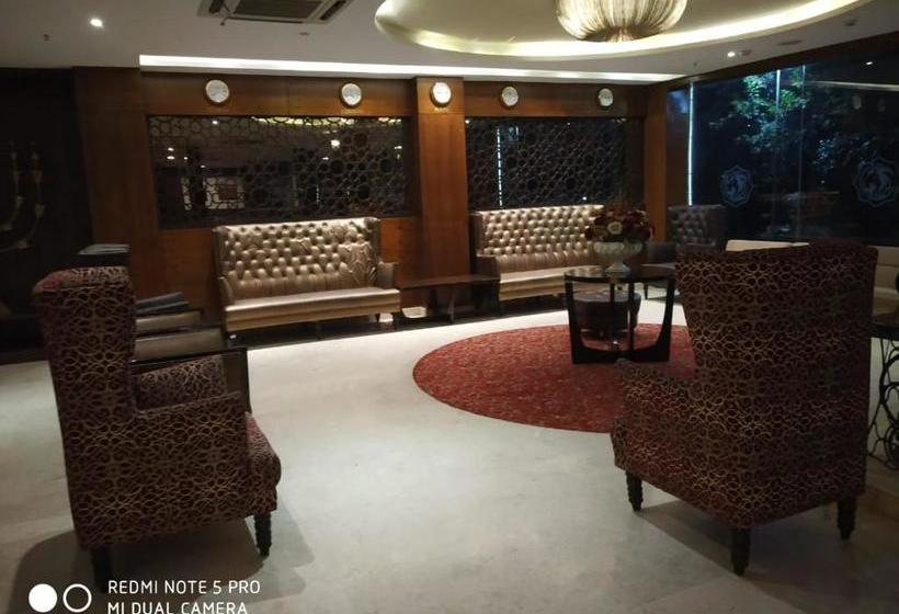 Hotel Chris Whitefield