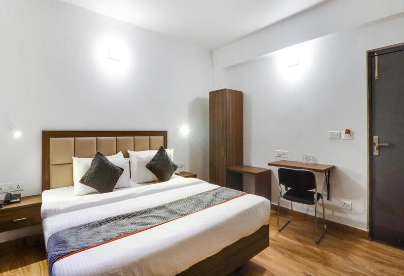 هتل Oyo 79957 Oyo Townhouse Clark Inn