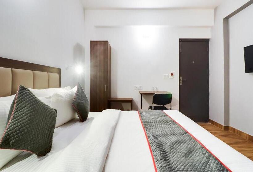 هتل Oyo 79957 Oyo Townhouse Clark Inn