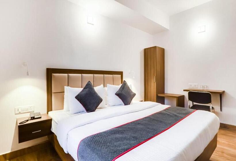 هتل Oyo 79957 Oyo Townhouse Clark Inn