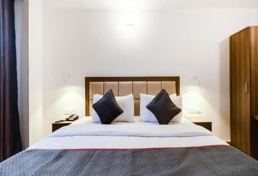 هتل Oyo 79957 Oyo Townhouse Clark Inn