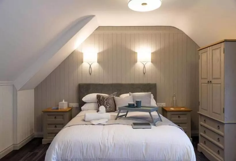 The Three Crowns B&b
