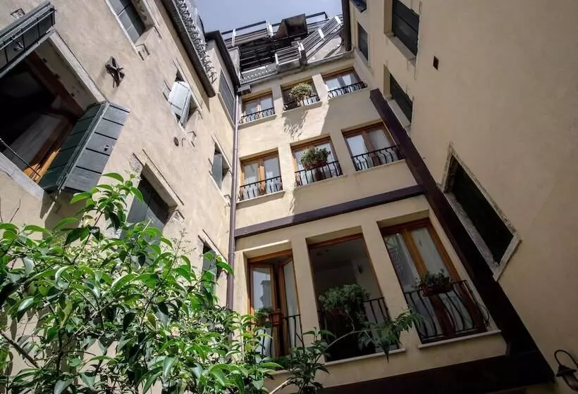 هتل Antigo Trovatore