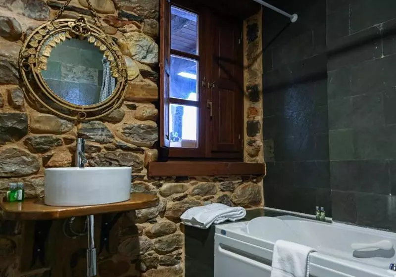 هتل La Tronera Del Bierzo Restaurante