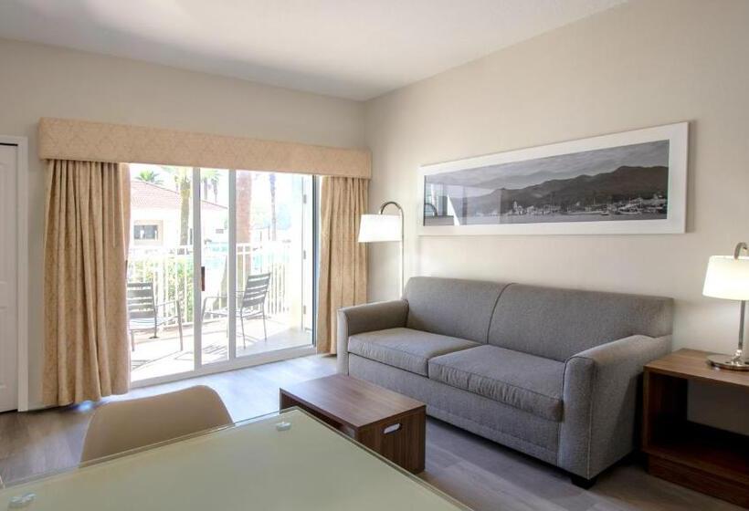 The Point Hotel & Suites Universal