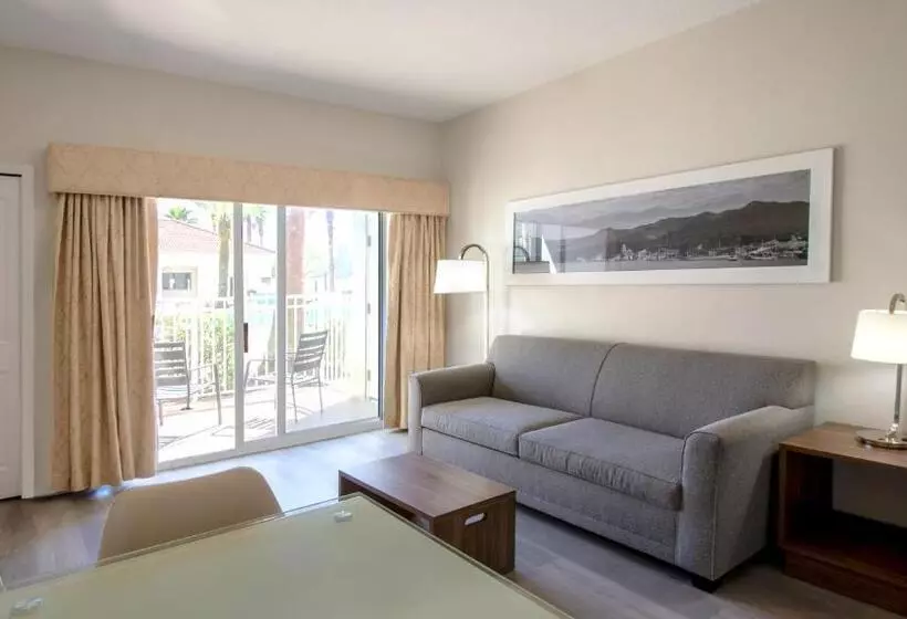 The Point Hotel & Suites Universal