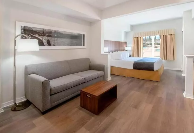 The Point Hotel & Suites Universal