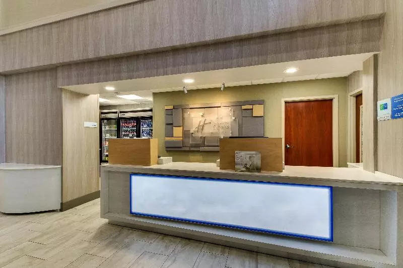 Holiday Inn Express & Suites Atlanta Perimeter Mall Hotel, An Ihg