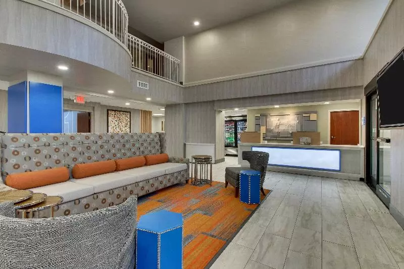 Holiday Inn Express & Suites Atlanta Perimeter Mall Hotel, An Ihg