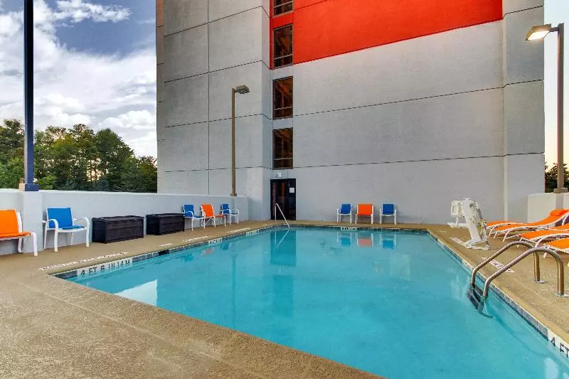 Holiday Inn Express & Suites Atlanta Perimeter Mall Hotel, An Ihg