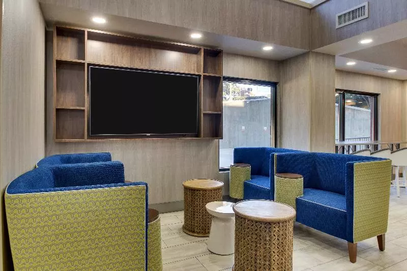 Holiday Inn Express & Suites Atlanta Perimeter Mall Hotel, An Ihg