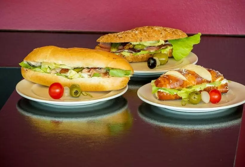 Dasbreitehotel Am Rhein