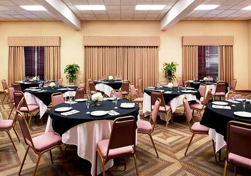 Отель Quality Inn Oklahoma City Airport