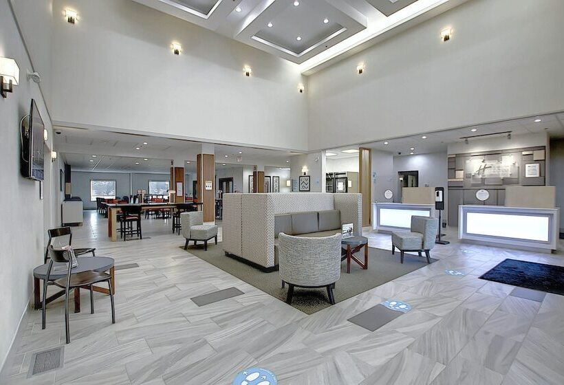 هتل Holiday Inn Express Airport Calgary, An Ihg