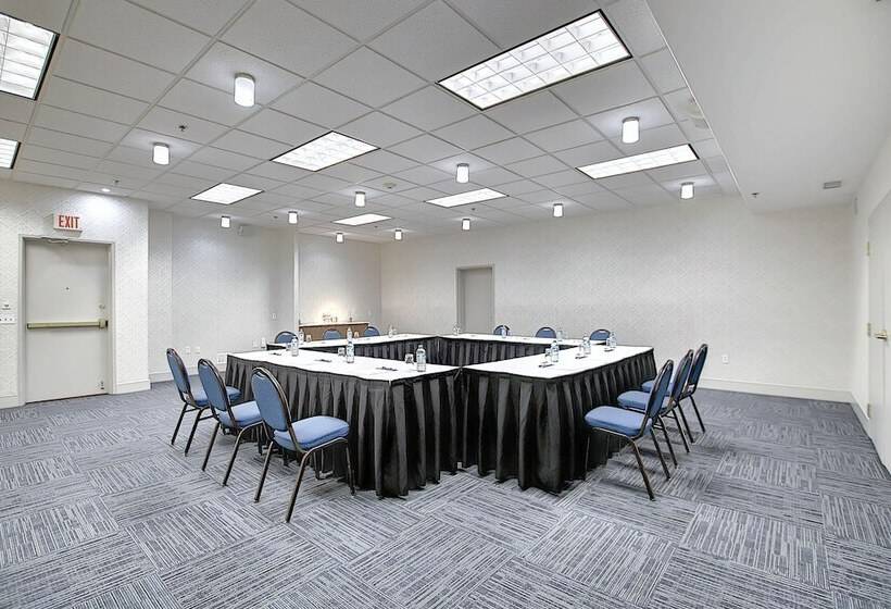 هتل Holiday Inn Express Airport Calgary, An Ihg