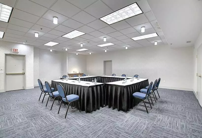 Hotel Holiday Inn Express Airport Calgary, An Ihg