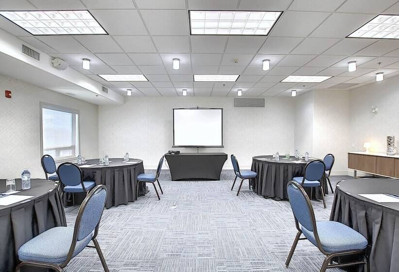 هتل Holiday Inn Express Airport Calgary, An Ihg
