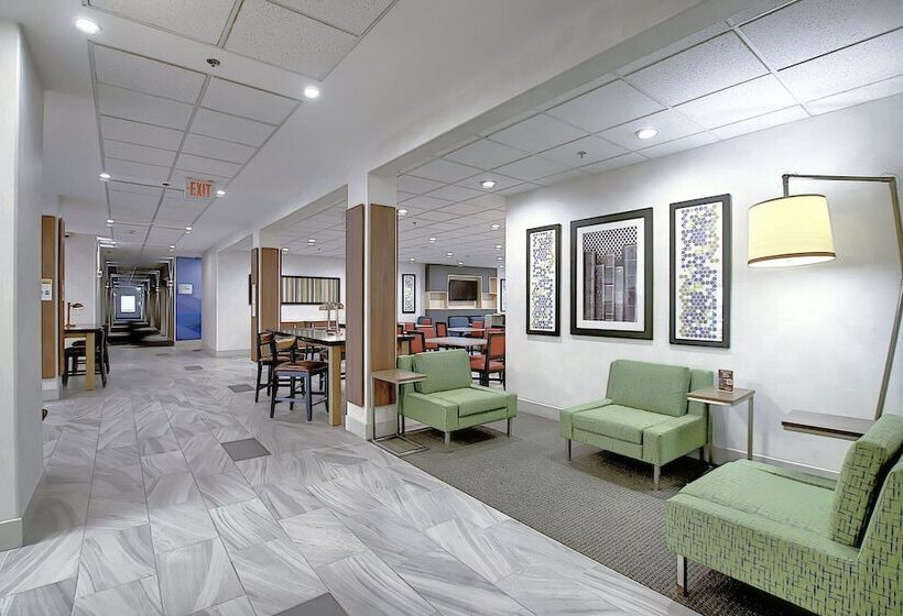 هتل Holiday Inn Express Airport Calgary, An Ihg