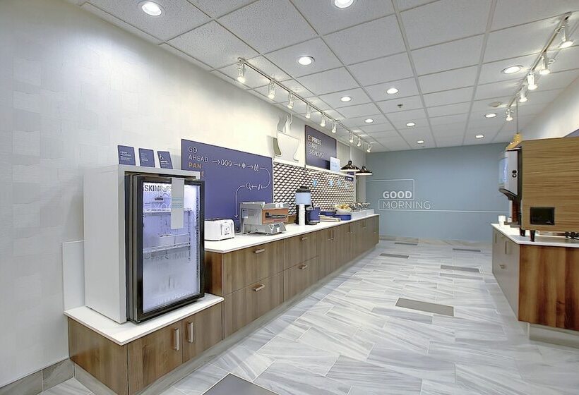 هتل Holiday Inn Express Airport Calgary, An Ihg