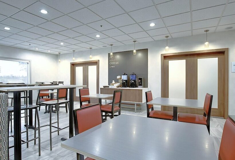 هتل Holiday Inn Express Airport Calgary, An Ihg
