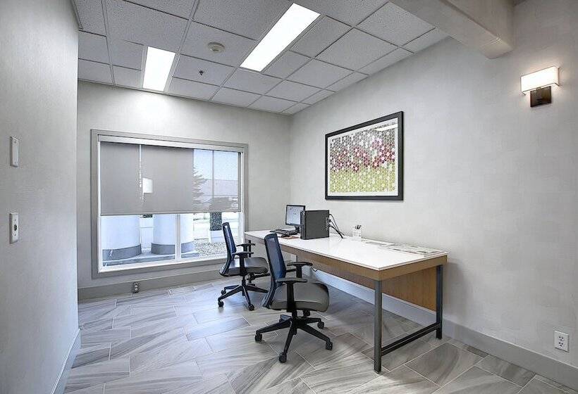 هتل Holiday Inn Express Airport Calgary, An Ihg