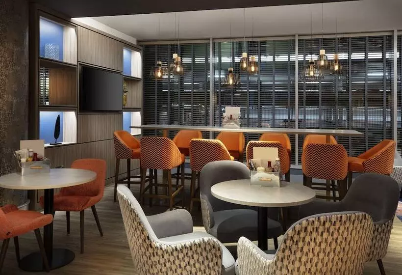 ホテル Leonardo Exeter