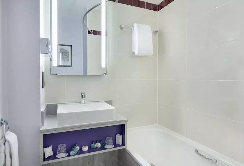 ホテル Leonardo Exeter