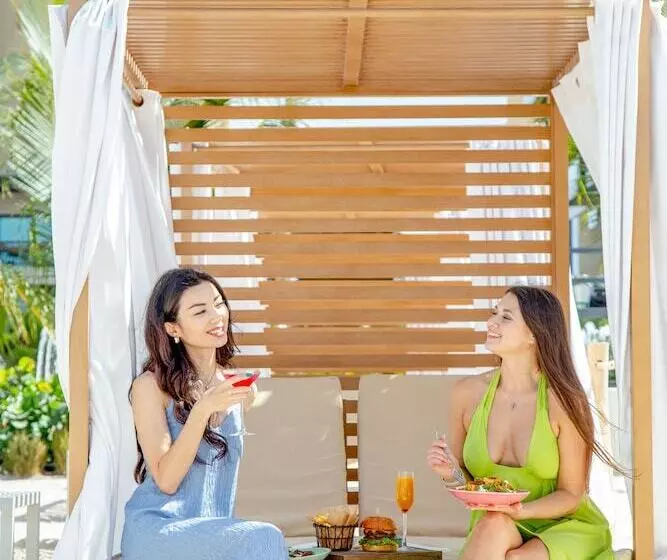 Adagio Premium The Palm