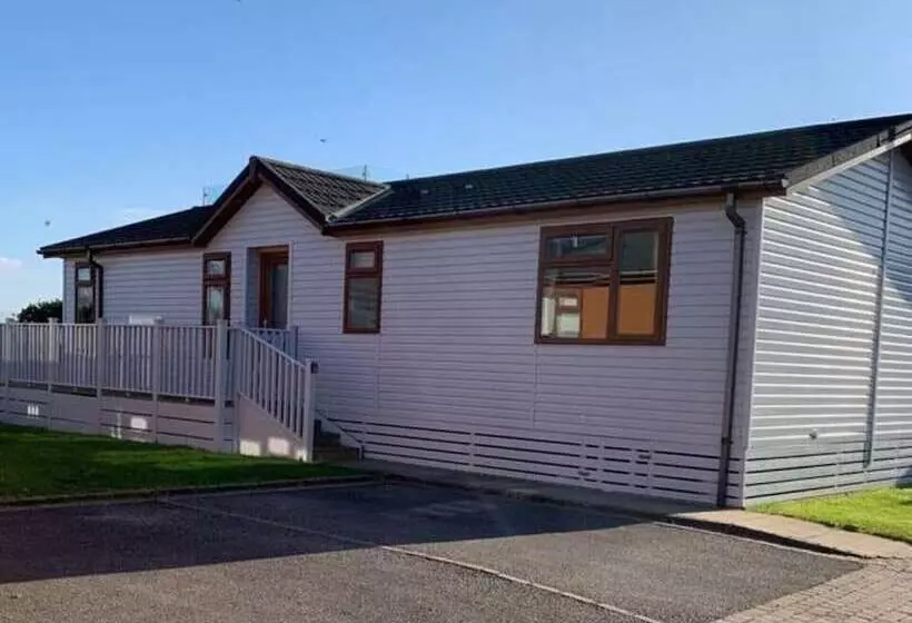 Beautiful 2 Bed Lodge With Hot Tub And Saunain Ely