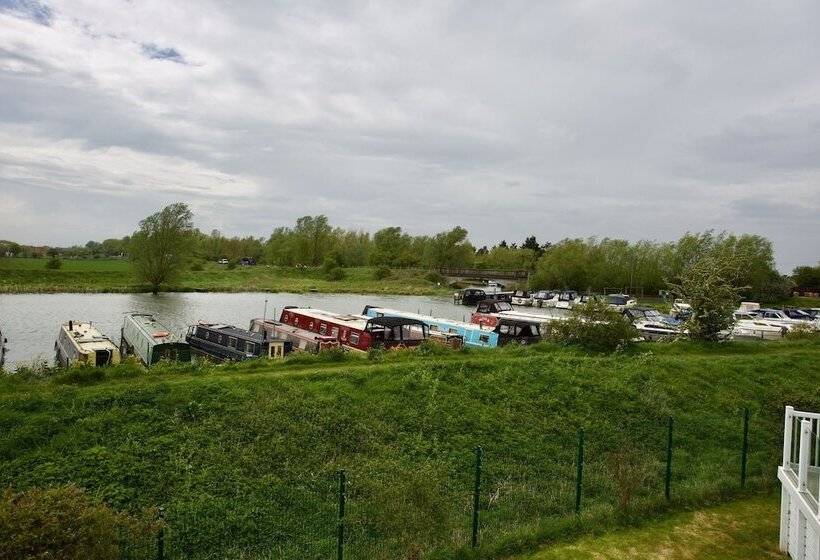 Beautiful 2 Bed Lodge With Hot Tub And Saunain Ely